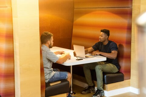 linkedin-sales-solutions--AXDunSs-n4-unsplash